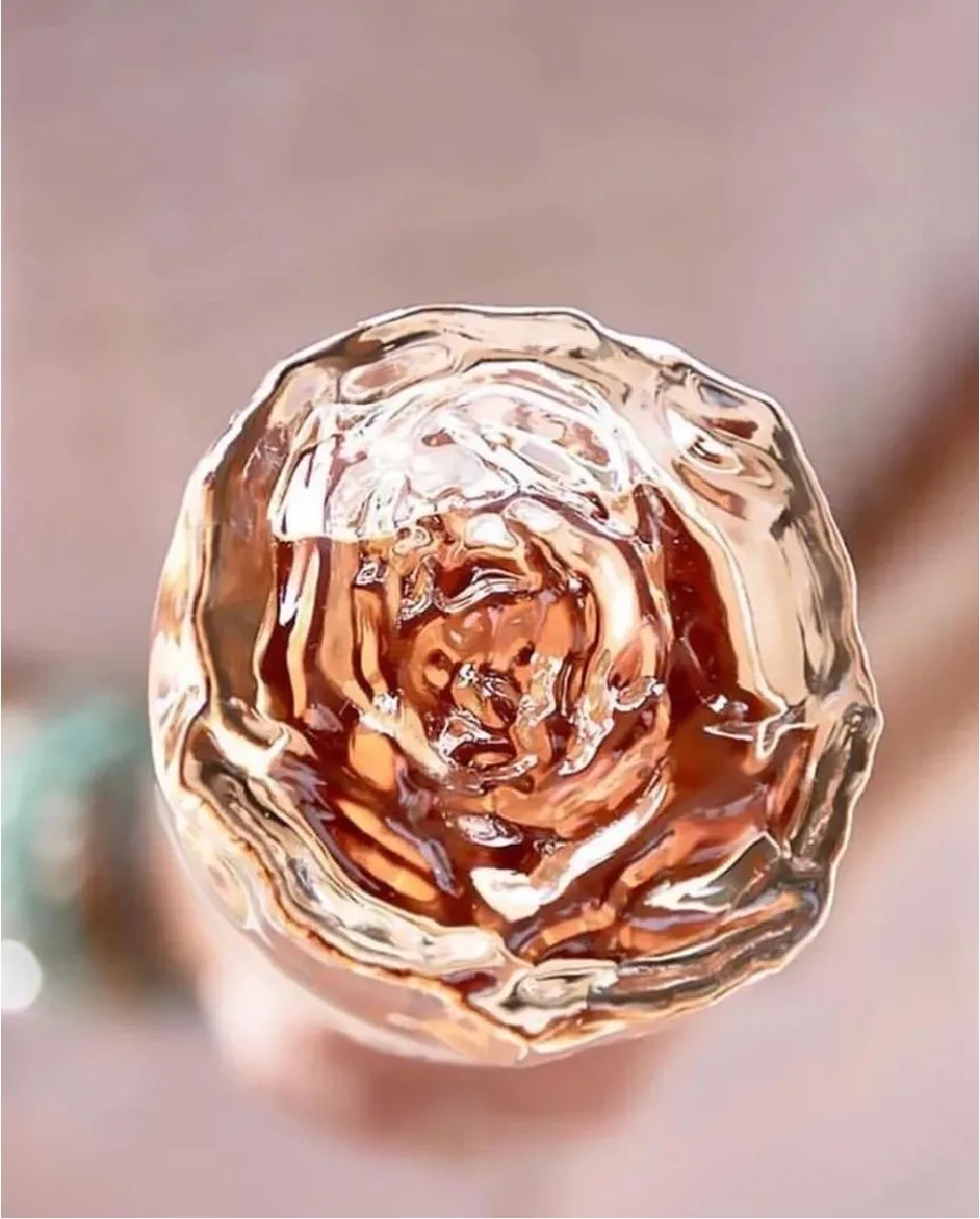 La rose iconique sculptée au fond de la bouteille